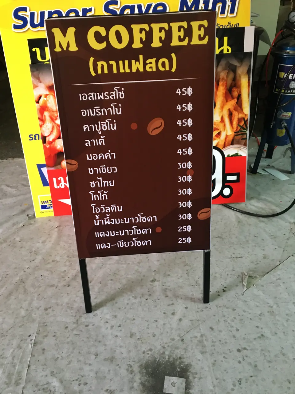 ป้ายเมนูร้านกาแฟ บนขาตั้งเหล็ก